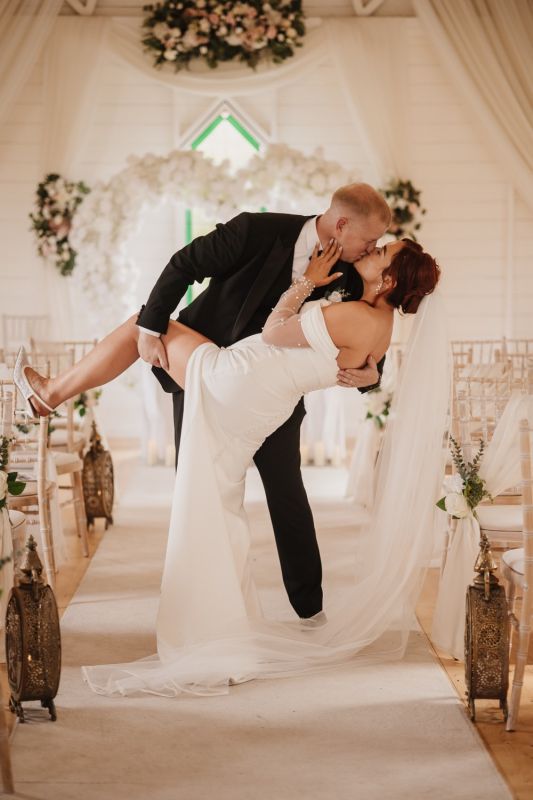 Tanya wedding couple photo kissing clanard court little white chapel www.clanardcourt.ie_v4