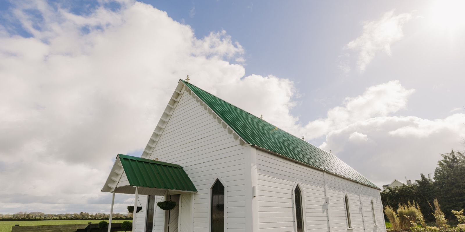 Little_white_chapel_outside_from_side